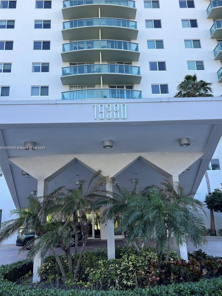 Luxurious Beachfront Living Spacious 2 Bed, 2 Bath Den Haven Indulge in the ultimate beach lifestyle with this stunningly renovated, unfurnished gem.