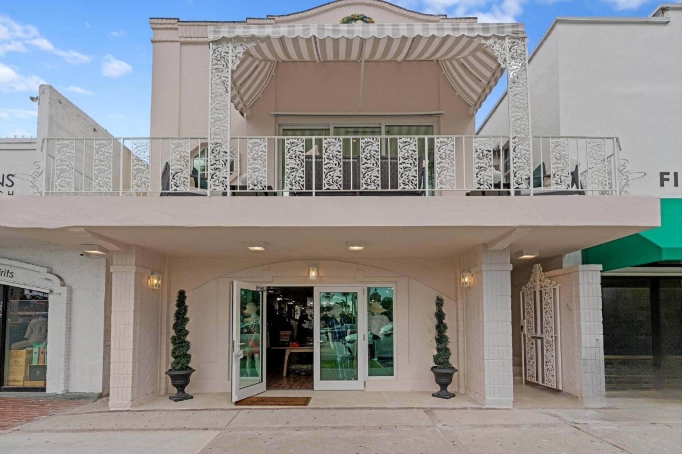 255 Royal Poinciana Way is beautifully situated in the civic heart of Palm Beach, offering a rare combination of commercial and residential use in today's market.