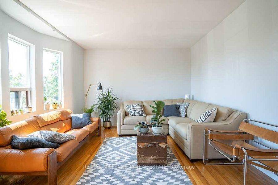 Welcome this 3 1 bedroom beautifully maintained 2 storey loft style unit nestled in the heart of the highly sought after Corso Italia Davenport community.