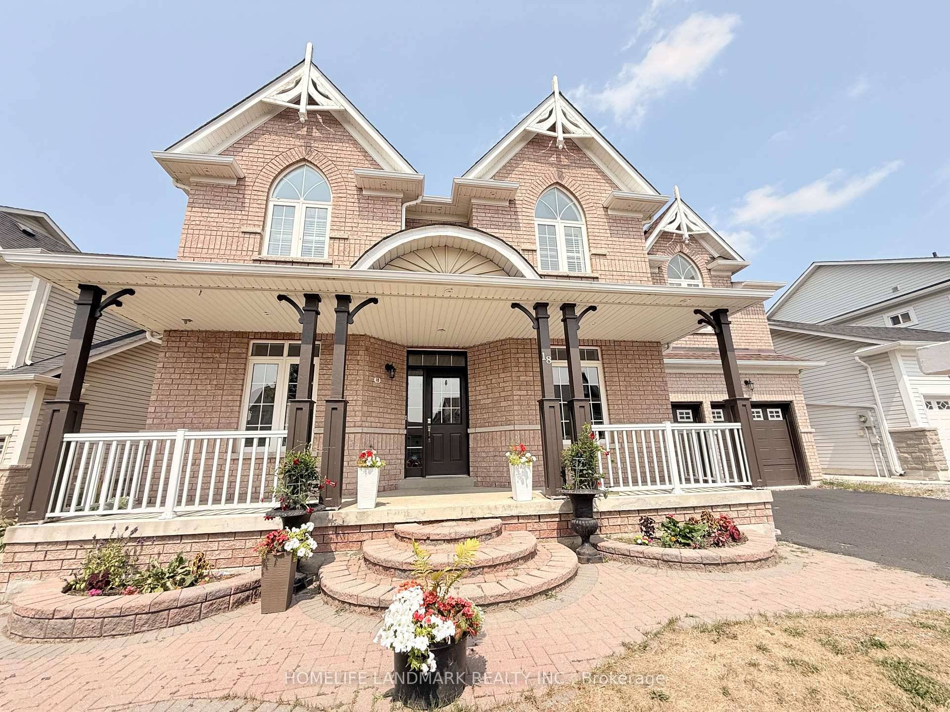 Discover this charming and spacious detached home located in one of Barries most desirable family friendly neighborhoods.