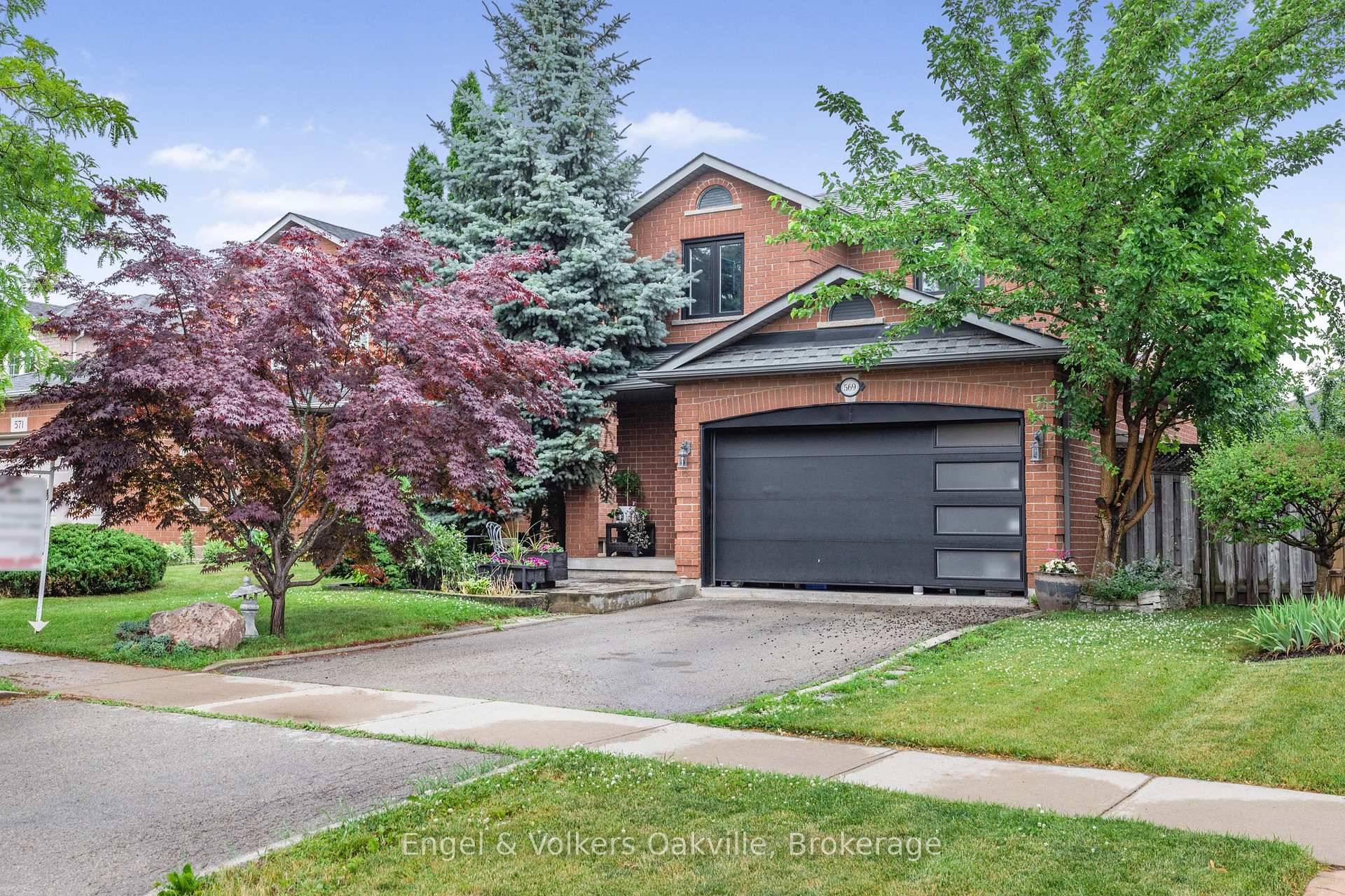 Welcome to 569 Phoebe Crescent, a detached home in a desirable family friendly neighbourhood in Burlington, close proximity to the lake and several parks to enjoy !