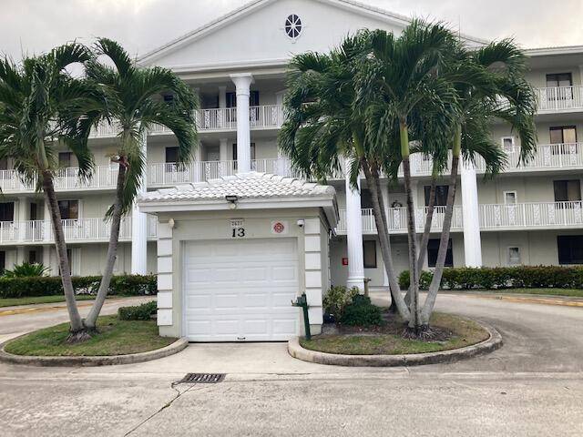 2BDRM 2BEH GARDEN APT OVERLOOKING COURTYARD AND CLUBHOUSE OF 2 F SCREED PATIOS AND SLIDING GLASS DOORS, THIS SPACIOUS UNIT HAS FOYER, EAT IN KITCHEN W BLACK APPLIANCES, BREAKFAST BAR, ...