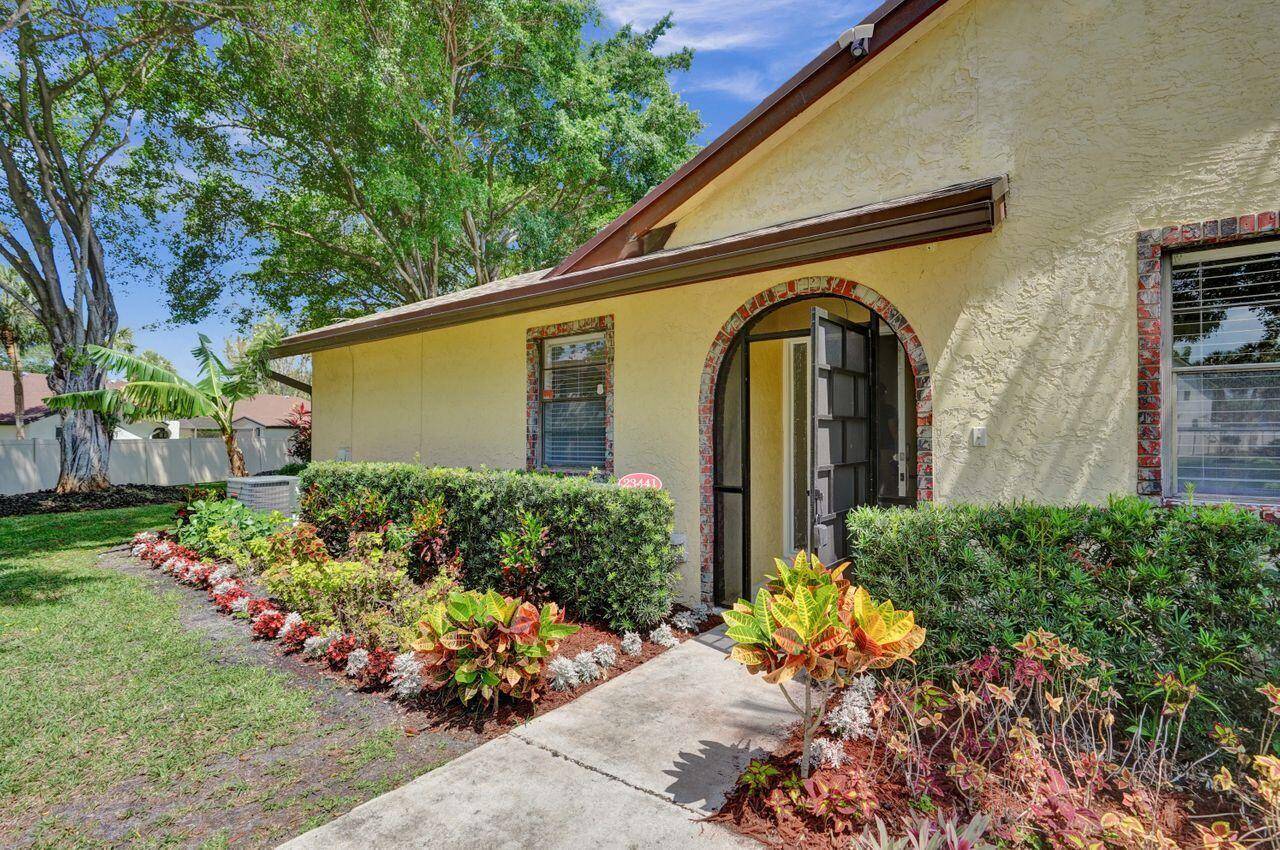 Boca at it's best ! Lovely 2 2 villa in 55 Lakes of Boca Barwood.