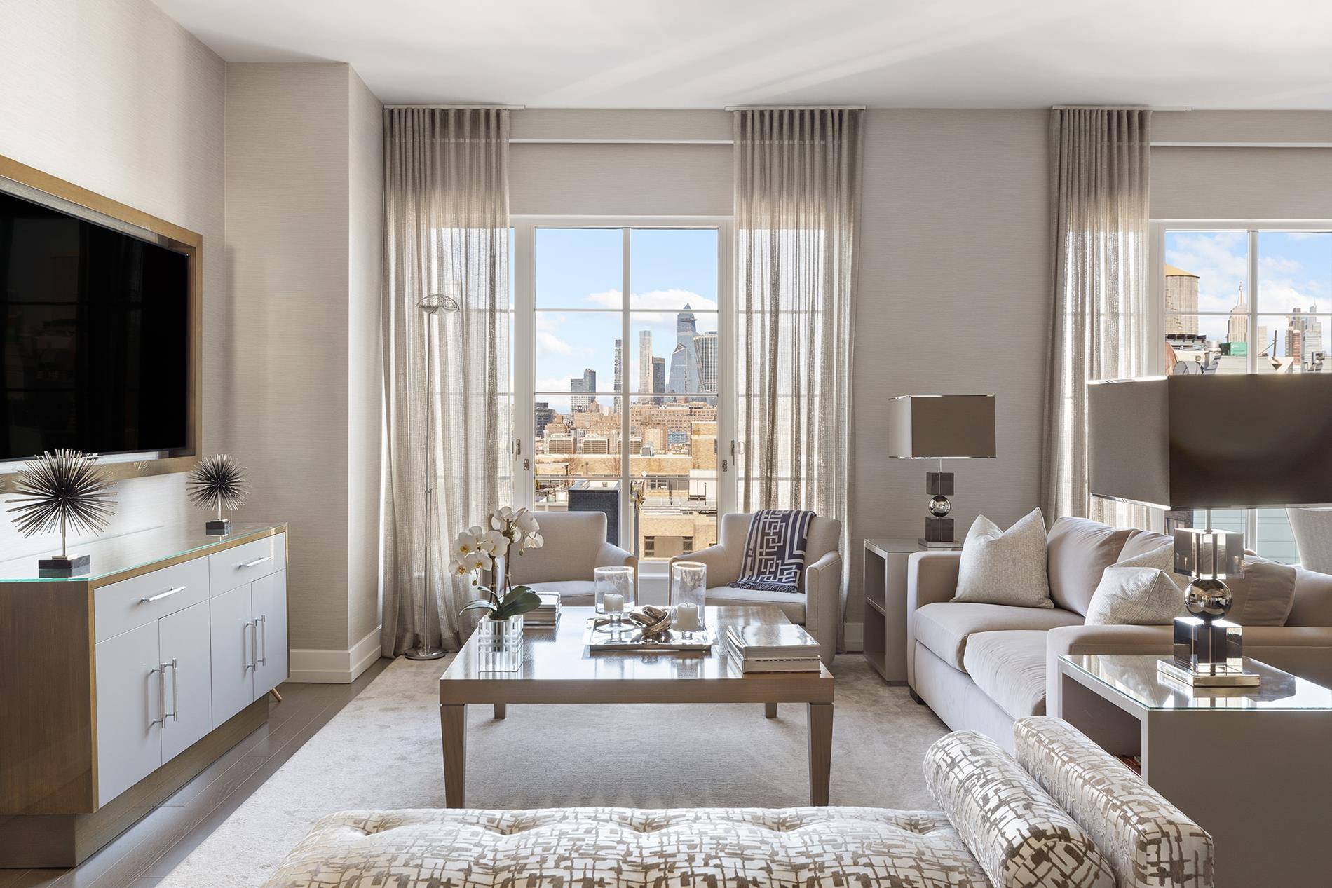 At the intersection of Soho, Tribeca, and the West Village 70 CHARLTON epitomizes luxury.