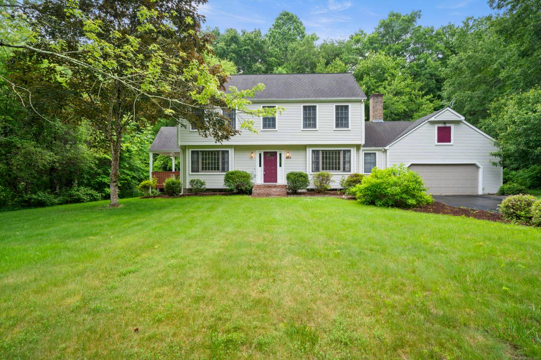 Spacious colonial, 4 bedrooms, 2.
