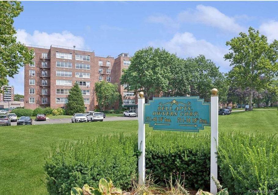 Spacious Open Concept 2 Bedroom, 1 Bath Located in a well maintained building, this beautifully renovated 2020 home features an open kitchen, in unit washer amp ; dryer, large windows ...
