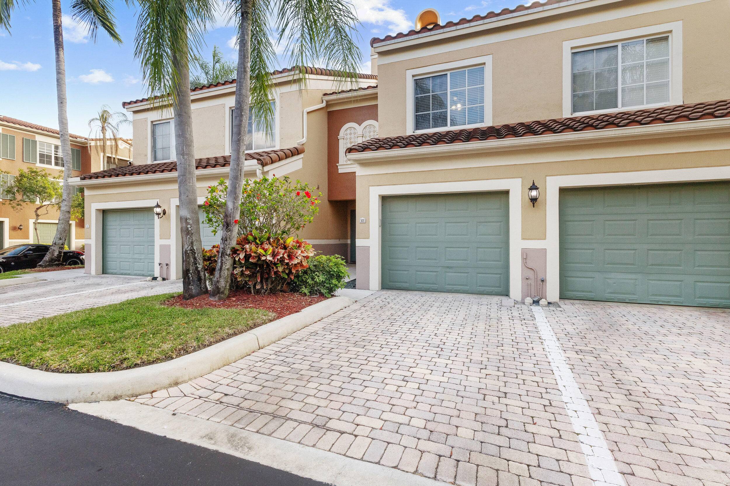 Welcome to the highly sought after Saint Andrews at the Polo Club, a gated community located in the heart of Wellington, just minutes from equestrian venues, fine dining, shopping, and ...