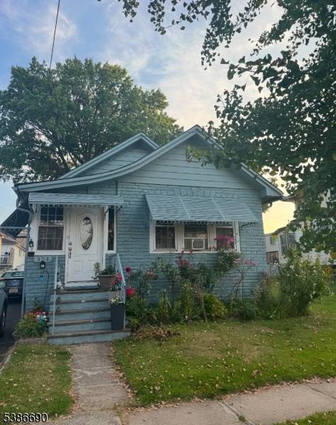 Welcome to this beautiful single family home in Linden, NJ !