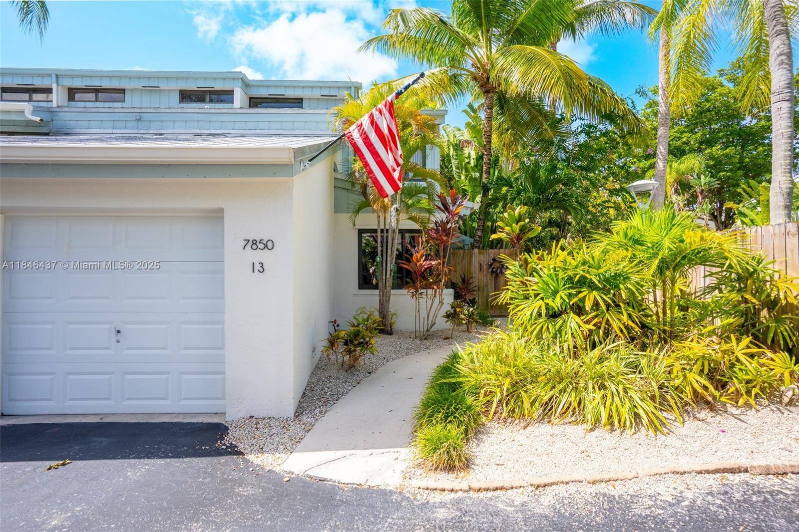 Secluded amp ; Spacious Townhome near Dadeland with 2bd LARGE DEN, 2.