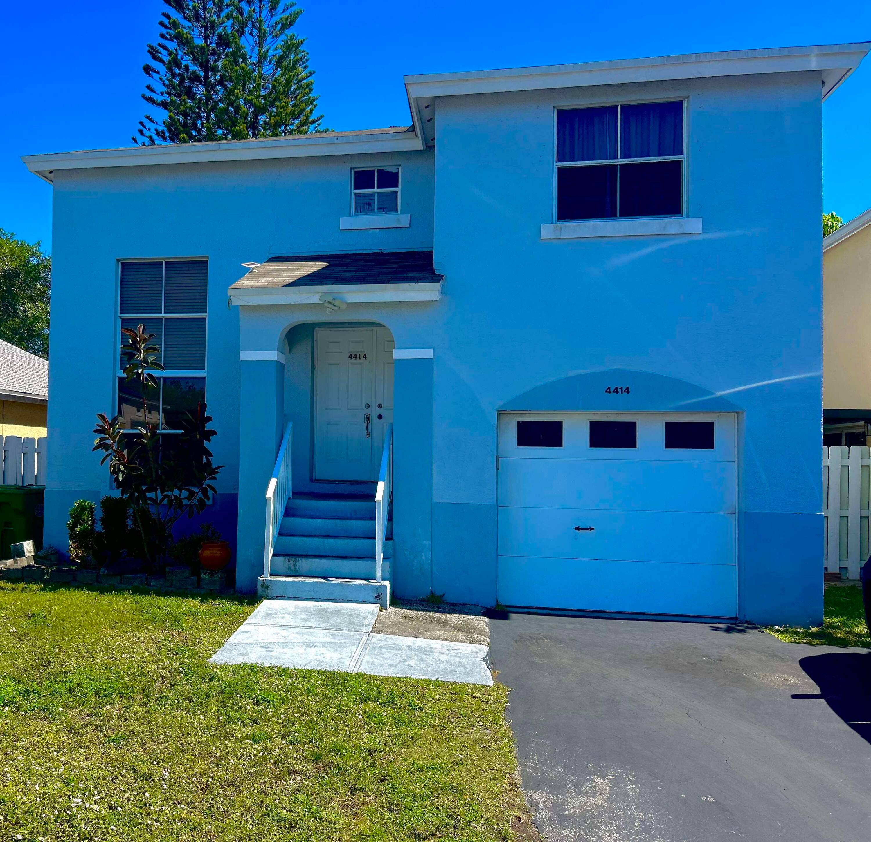 Beautiful 2 Story House ready for a new family to call it their new home !