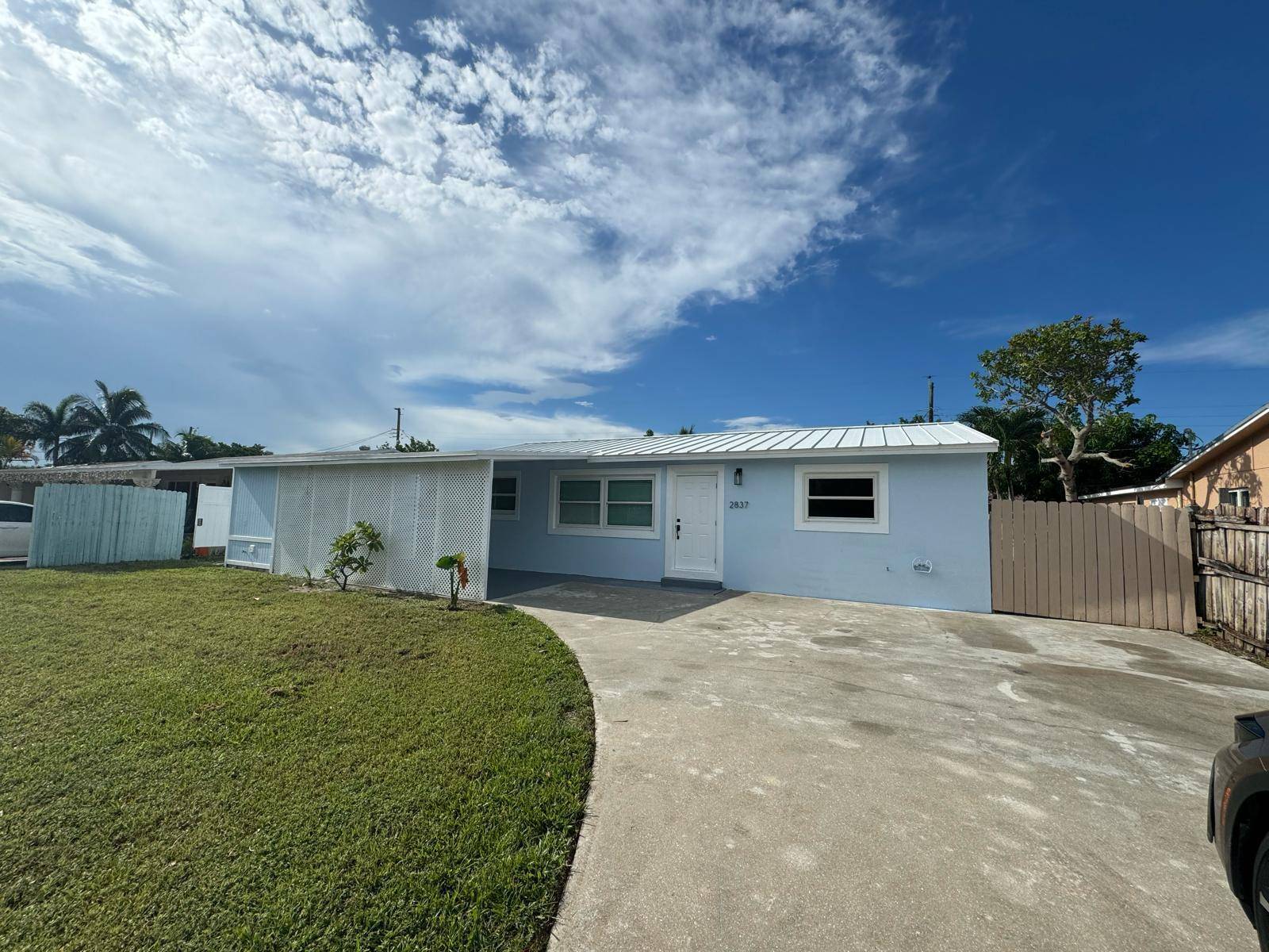 Exquisite Modern Retreat in Lake Worth !