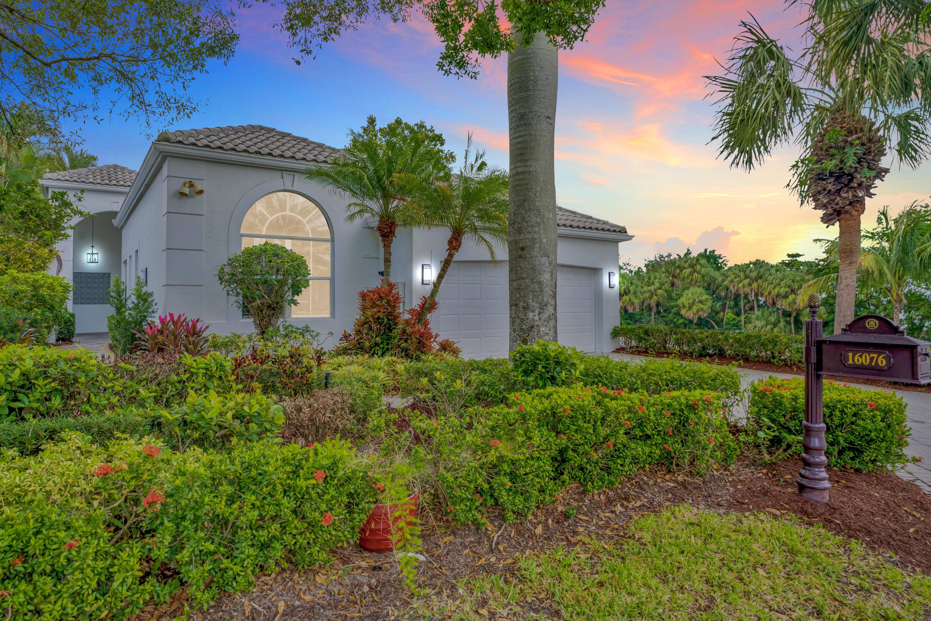 One story, 3 bed, 2 1 2 bath home with fantastic Golf Course Views.