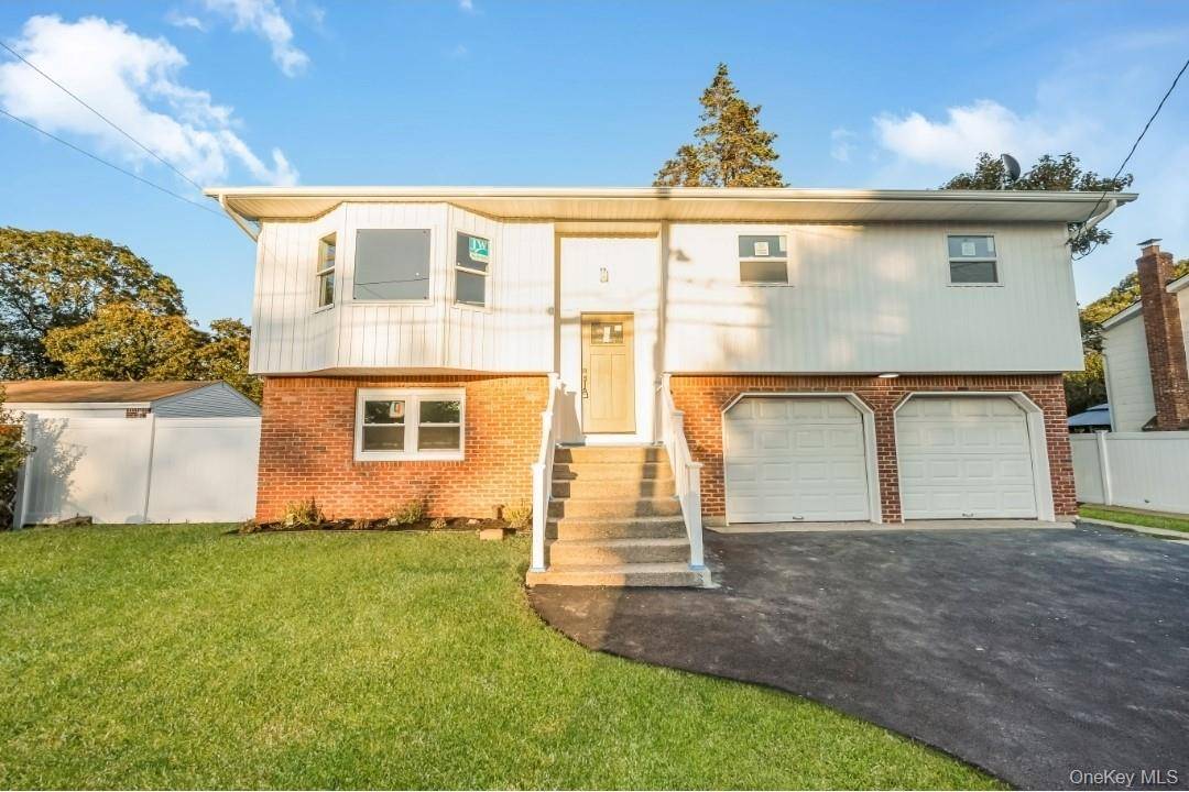 Move right into this beautifully updated home in Holbrook, NY !