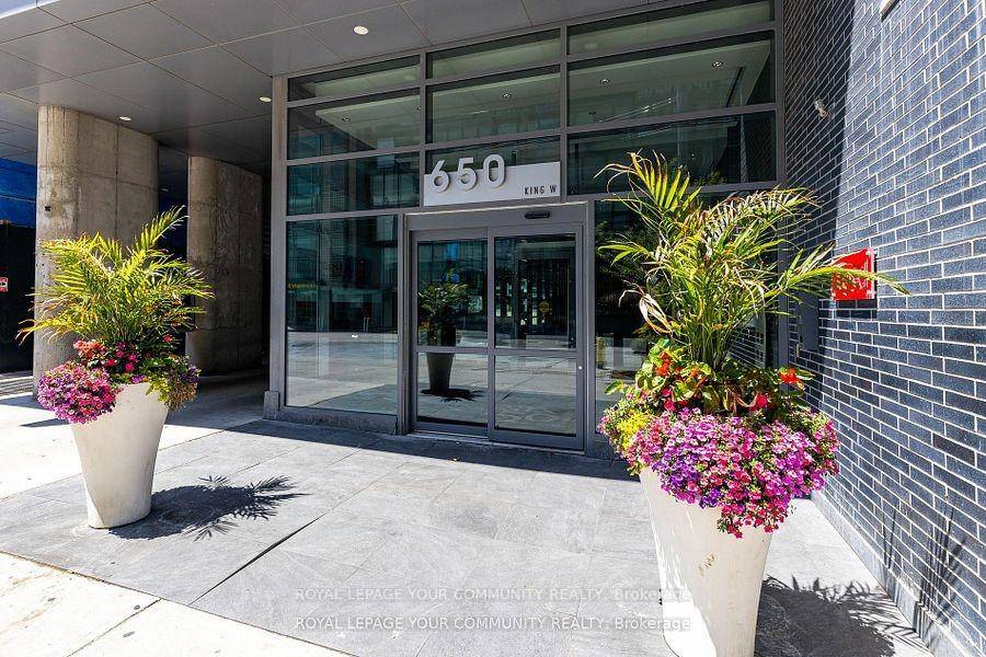 Motivated Seller ! Experience Urban Living In Vibrant King West Neighbourhood !