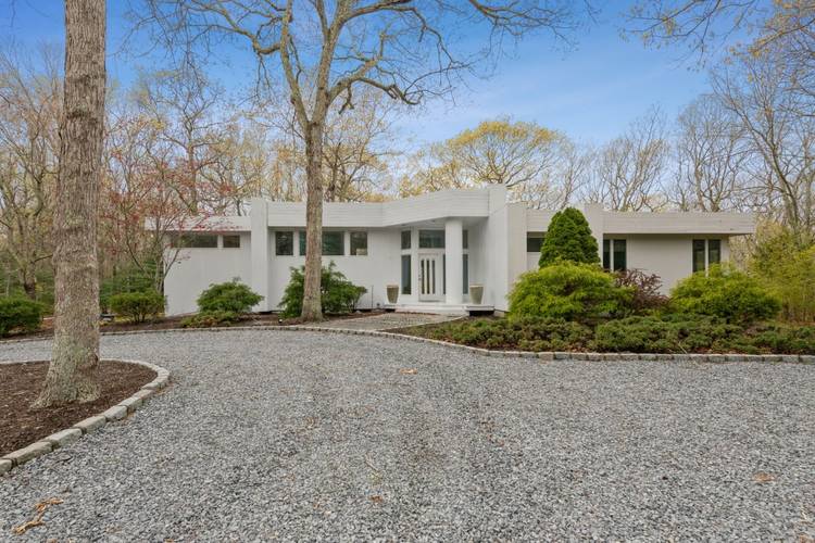 Beautiful and Spacious Contemporary Hampton Escape