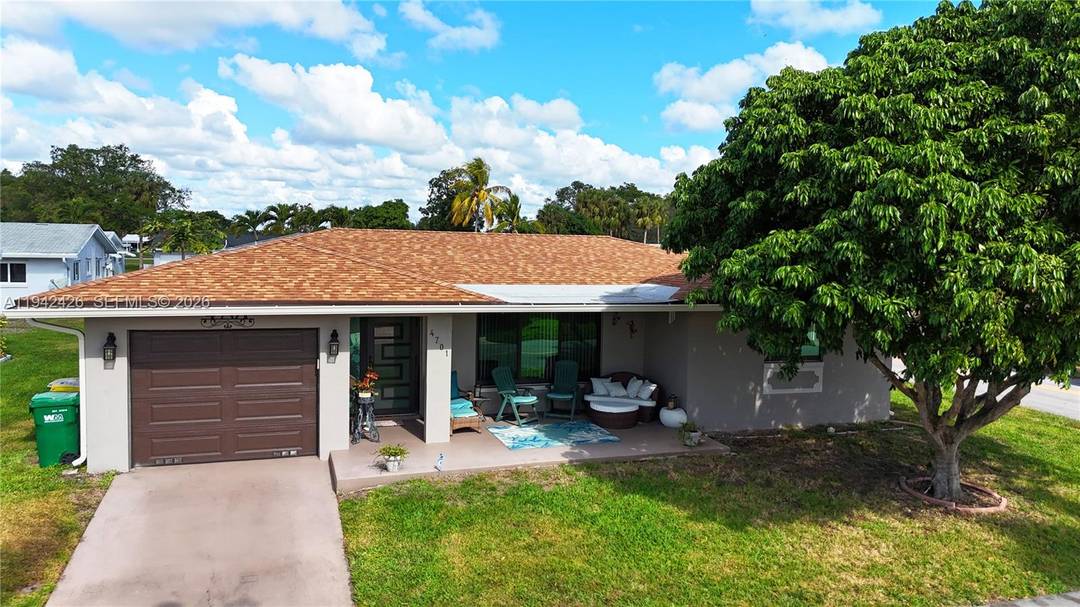 Elegant 2 Bedroom 2 Bathroom home in the Prestigious 55 Mainlands of Tamarac.