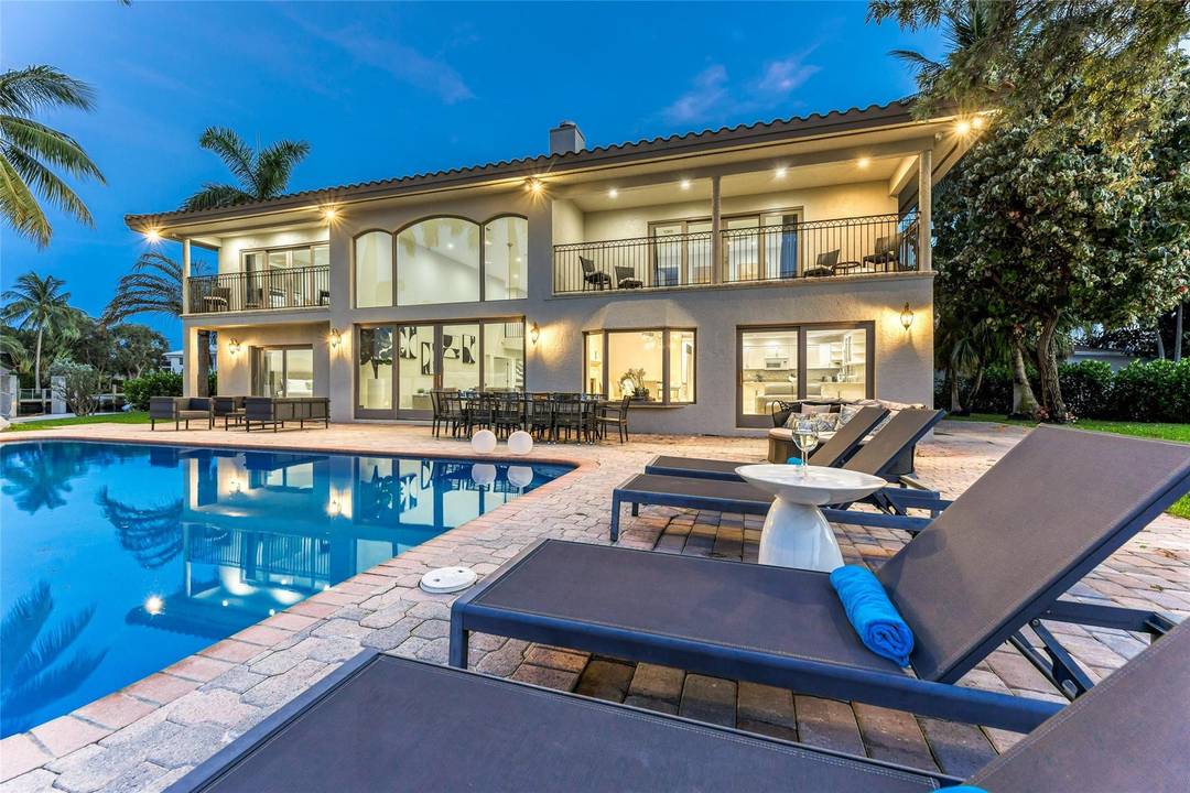 Fully Appointed Vacation Rental located in the desirable Sunrise Key neighborhood !