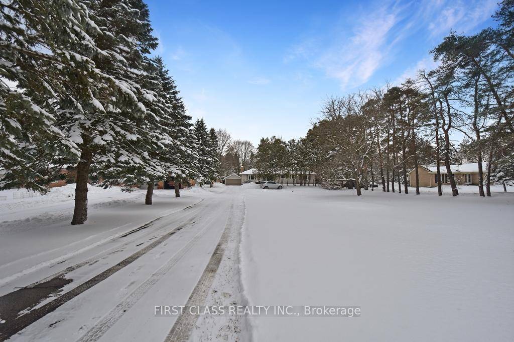 Beautifully maintained bungalow situated on a rare and spacious approximately 1.