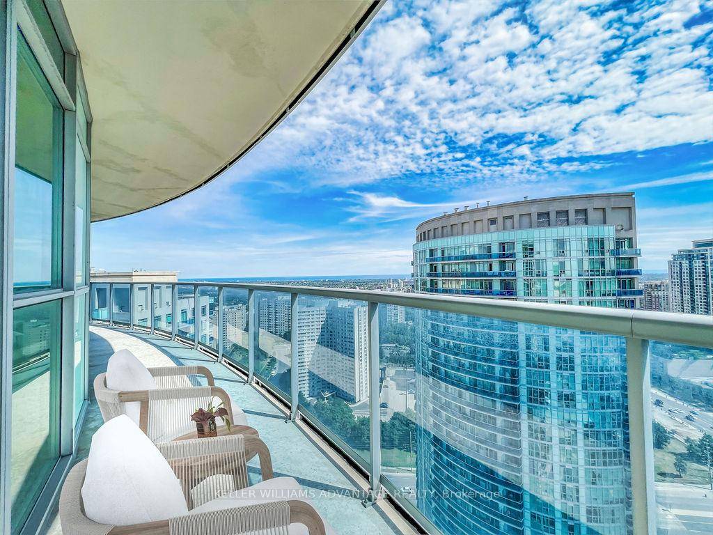 Stunning Split floor plan, 2 full baths, large windows, 9' Ceilings, granite countertop, mirrored backsplash, double under mount sink, frameless shower.