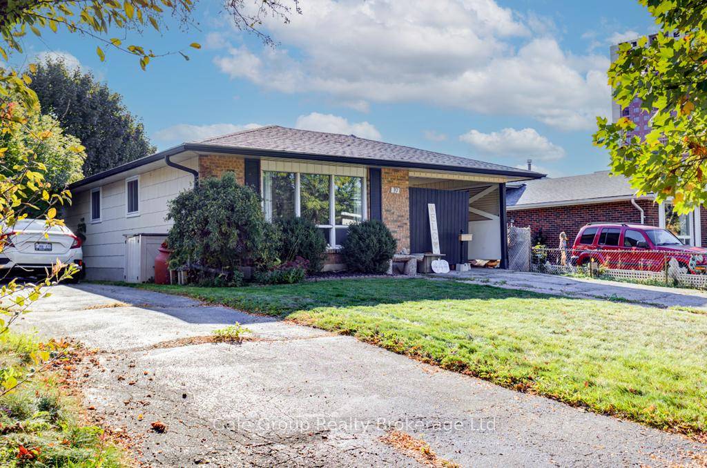Welcome to this charming 3 bedroom bungalow in a centrally located Kitchener neighbourhood !