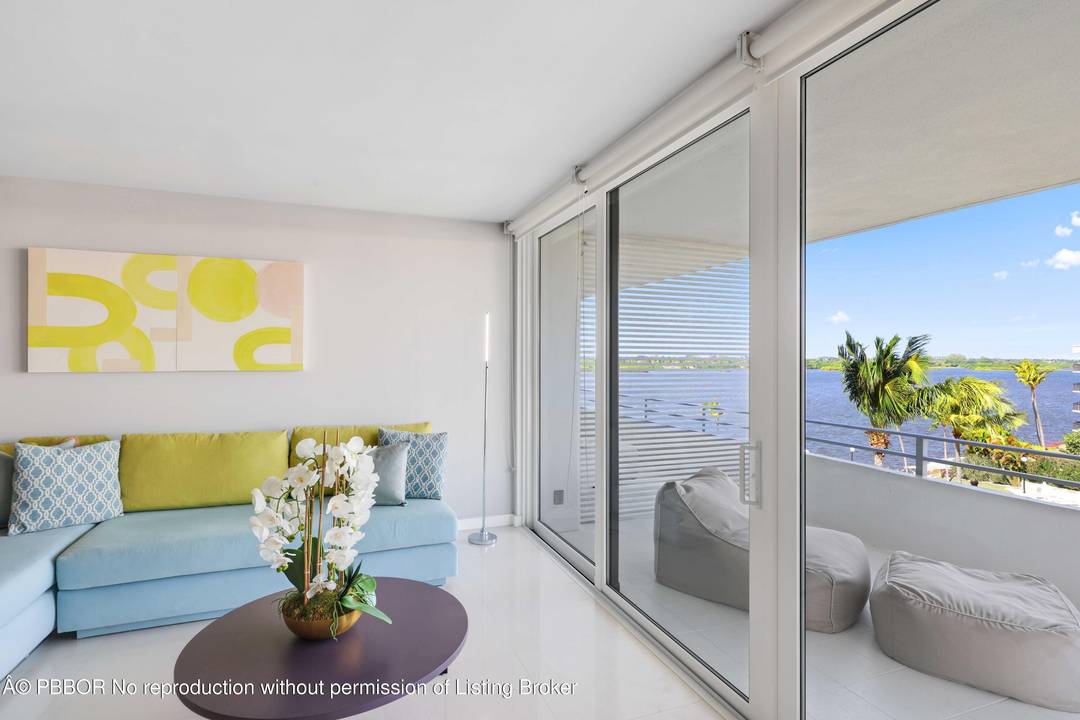 TOP FLOOR ! Impeccably renovated 2BR 2.