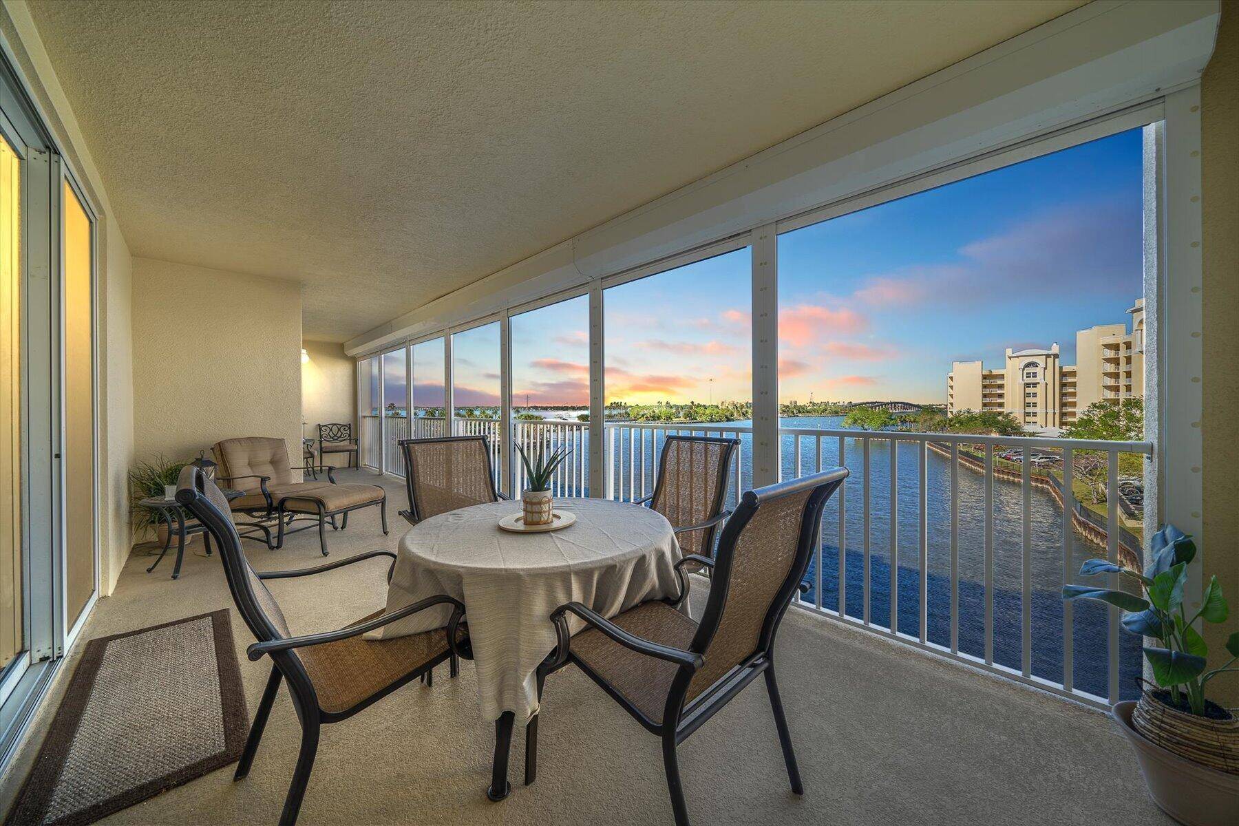 Welcome to your dream waterfront escape !
