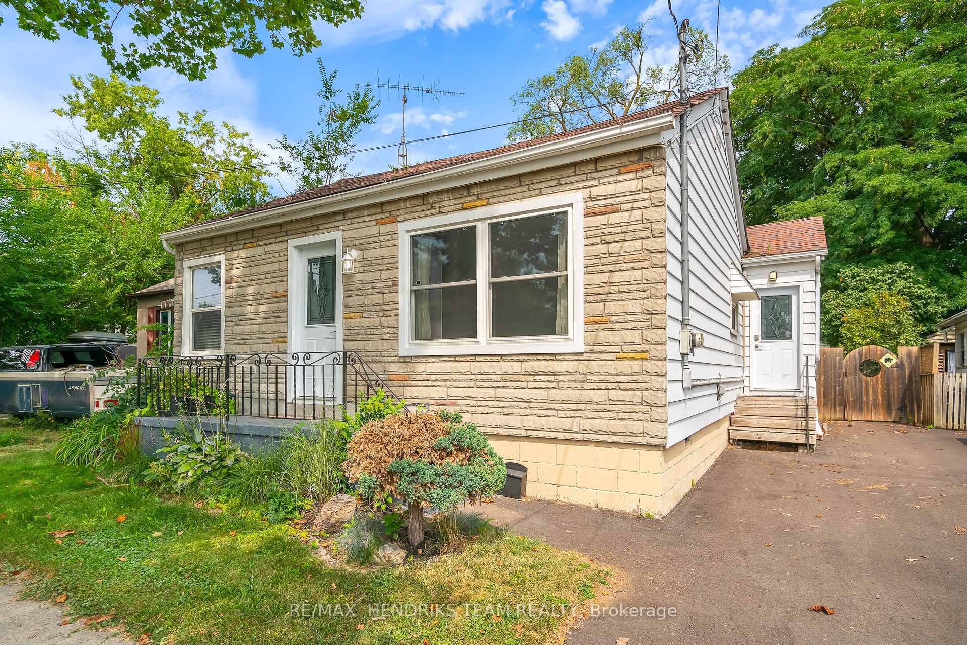 Fantastic detached bungalow located in central St.