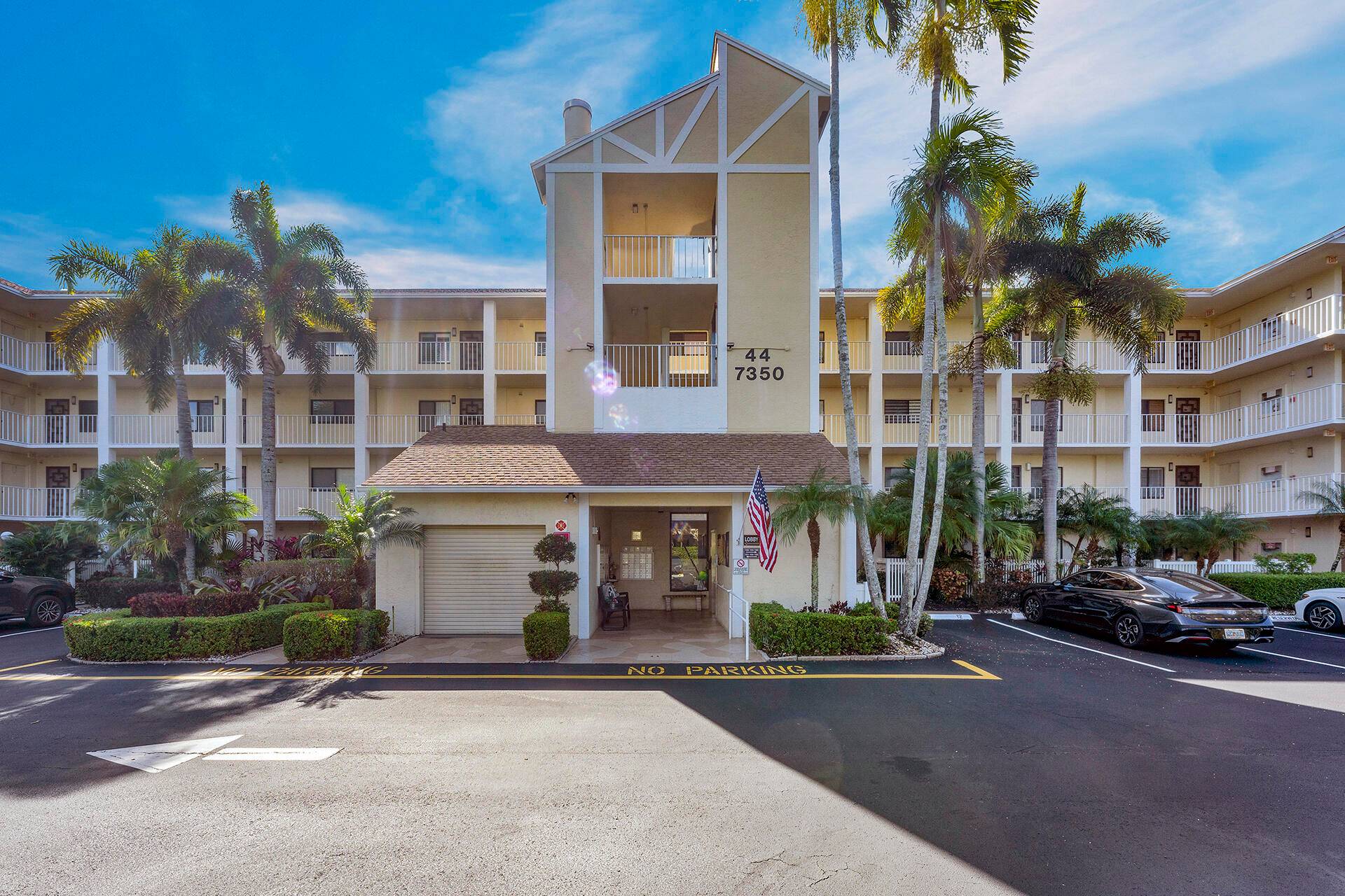 Welcome to this gorgeous penthouse condo in Huntington Lakes.