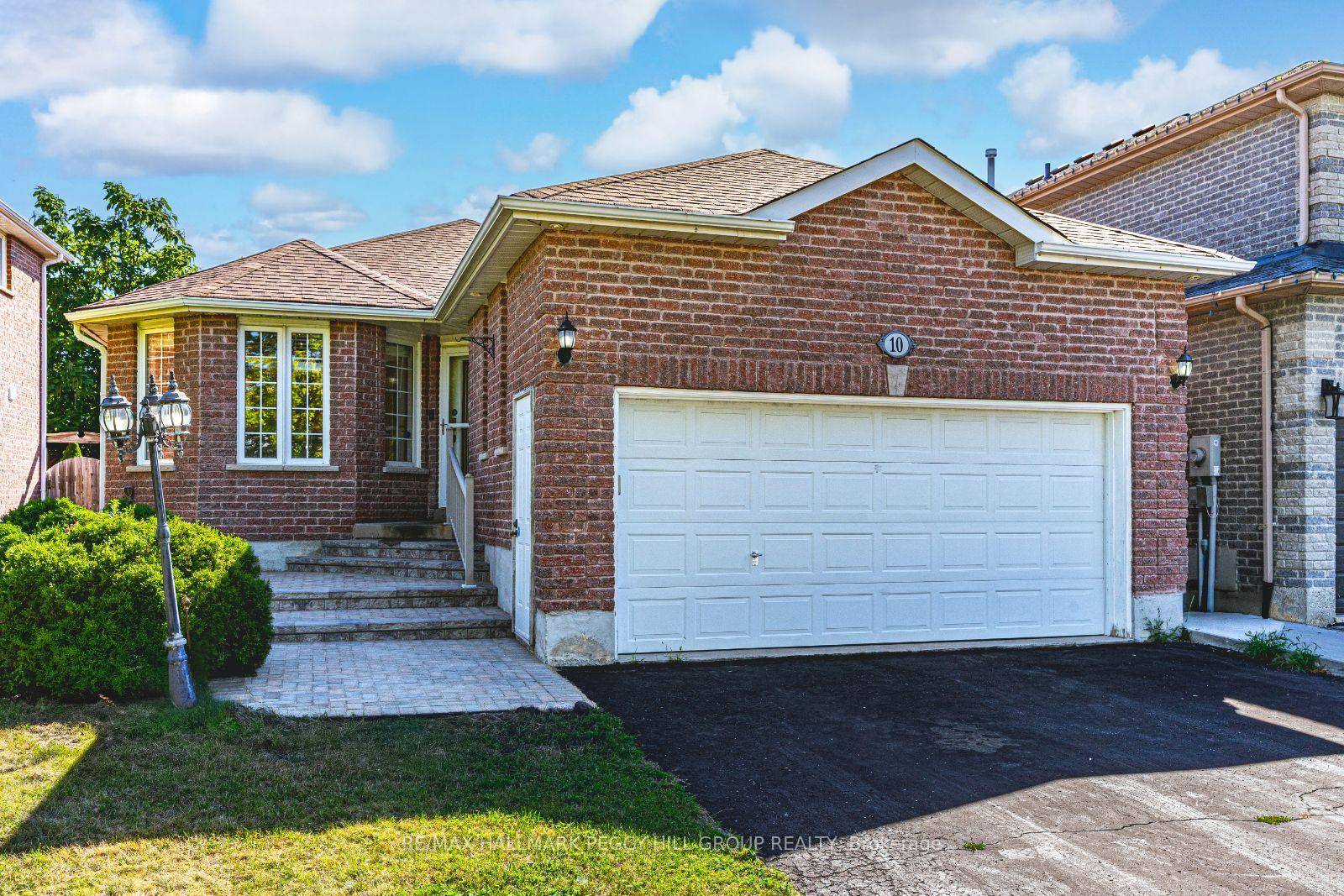 MODERN COMFORTS amp ; OVER 2, 200 SQ FT OF LIVING SPACE IN THE HEART OF SOUTH BARRIE !