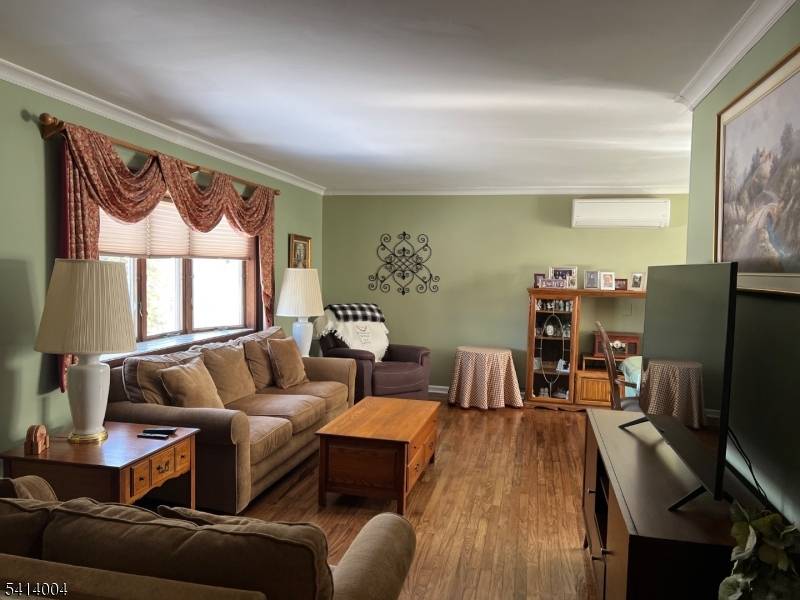 Lovingly maintained and updated Bi Level in the Washington School area.