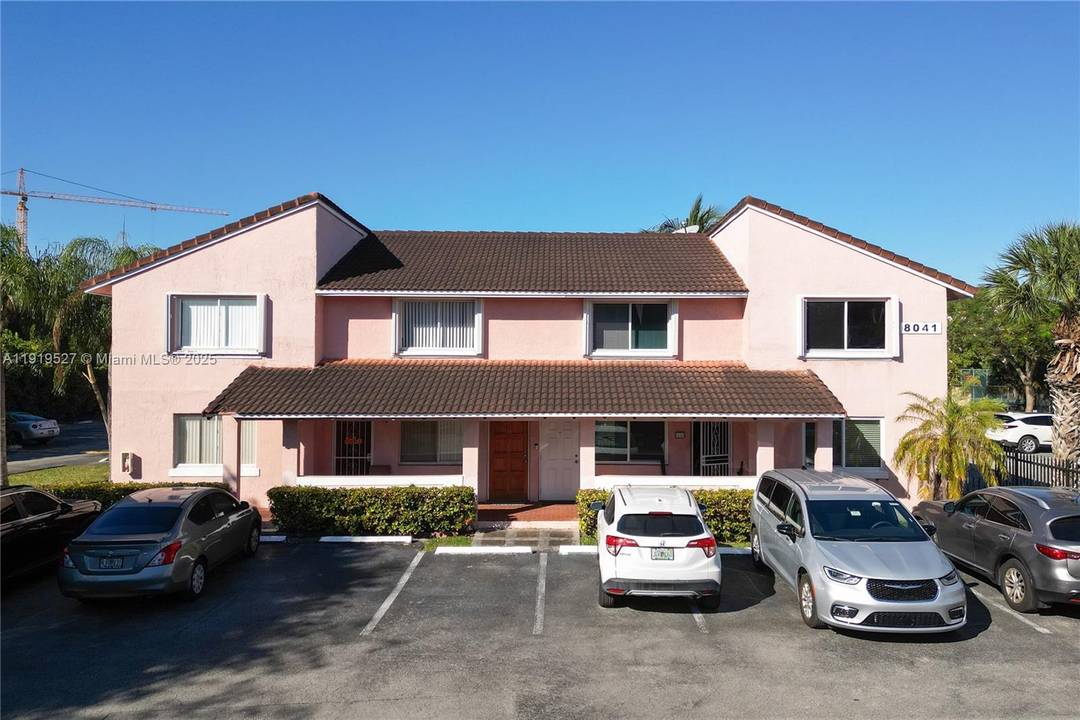 Move in ready townhouse in Doral !