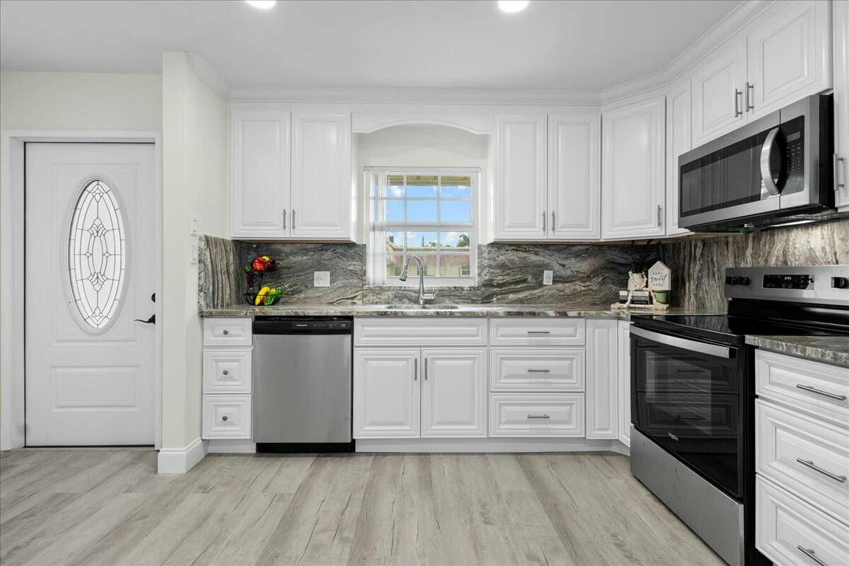 ABSOLUTELY STUNNING AND PRICED TO SELL VILLA !