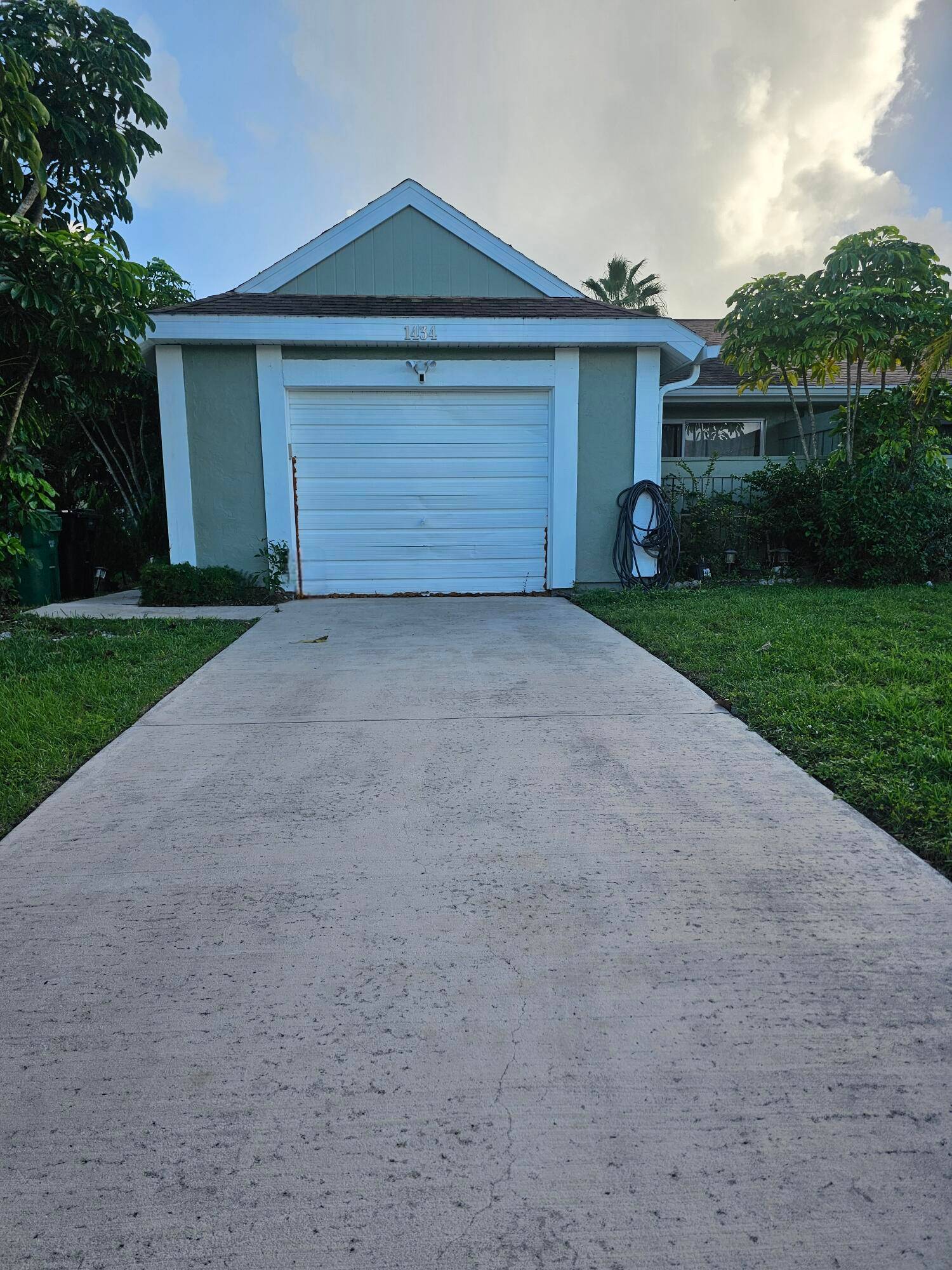 Stunning Renovated 2 Bed 2 Bath in Rivergreen Villas !