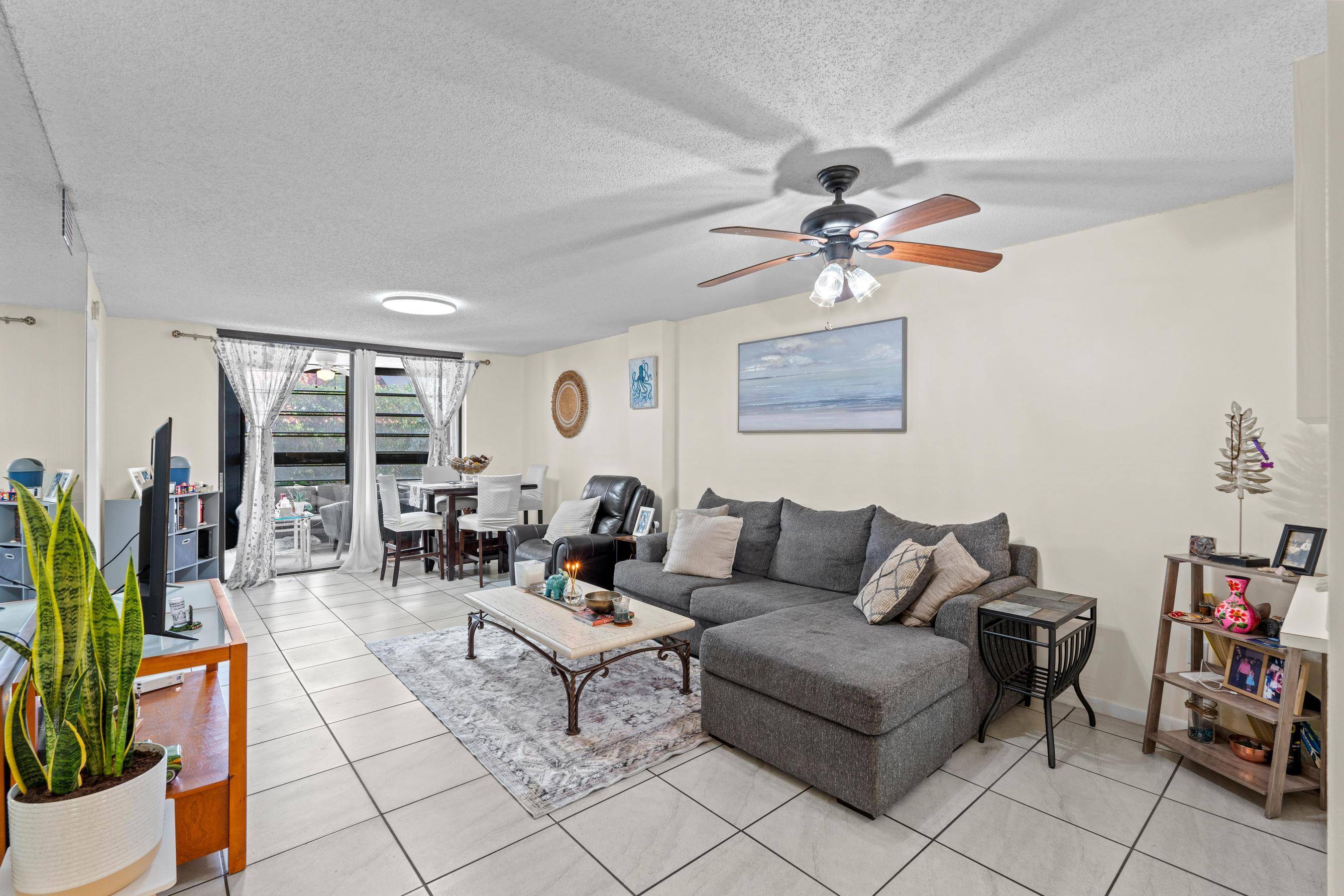 Welcome to this charming 2 bedroom, 2 bathroom first floor condo in the heart of Lantana !