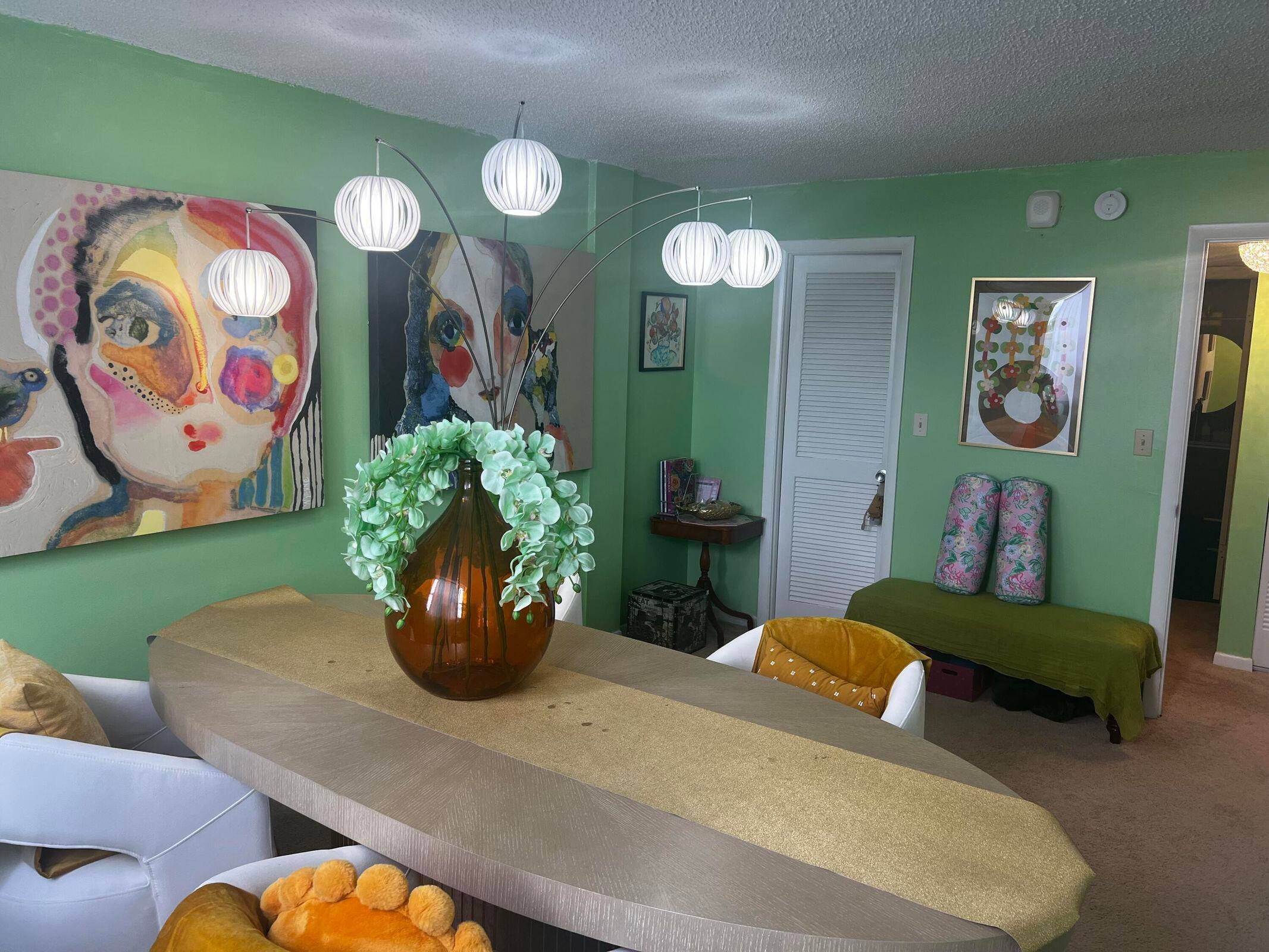 THIS 1 BDRM 1 BATH CONDO IDEALLY LOCATED WITHIN MINUTES TO OUTLET MALL, SHOPS OF ALL KINDS, BEACHES, DOWNTOWN CITY PLACE, KRAVIS CENTER, I 95 SO MUCH MORE !