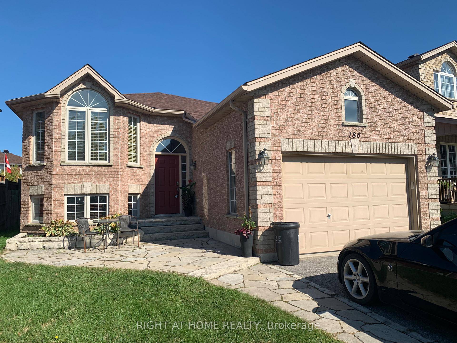 Welcome to this spacious 2 bedroom, 1 bathroom lower level rental in a sought after Barrie neighbourhood.