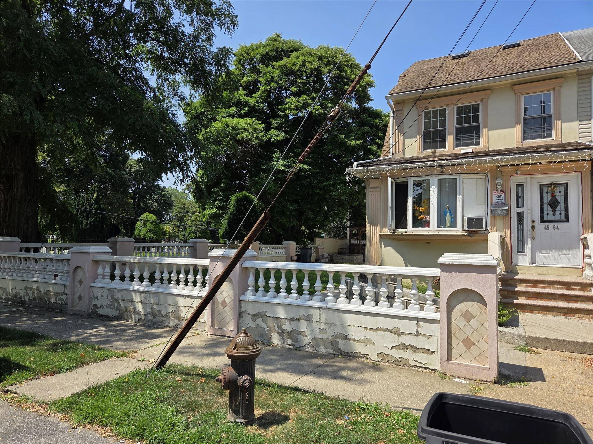 Excellent 1family home in the heart of Flushing.