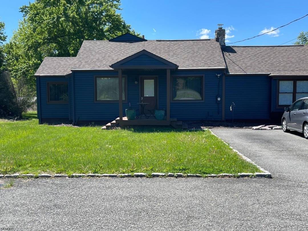 This adorable East facing 3 bedroom ranch is waiting for you !
