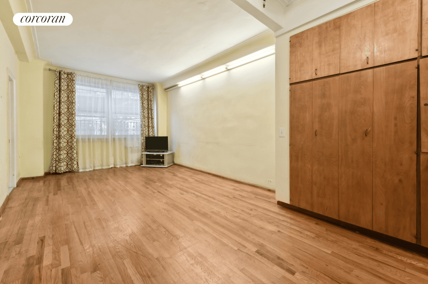 BRING YOUR ARCHITECT ! Discover the perfect starter apartment or Pied a Terre in this spacious, rarely available alcove studio, which can effortlessly be converted into a Jr.