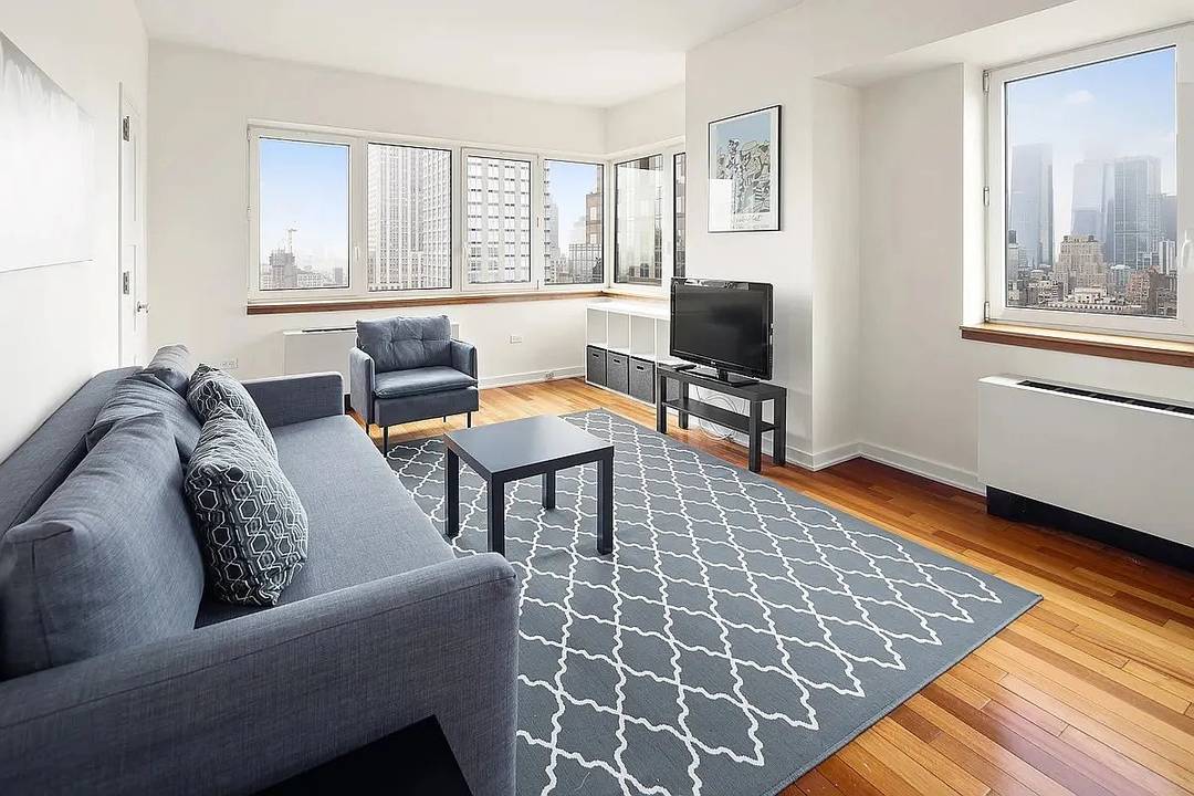 EXTRA LARGE ONE BEDROOM 1.