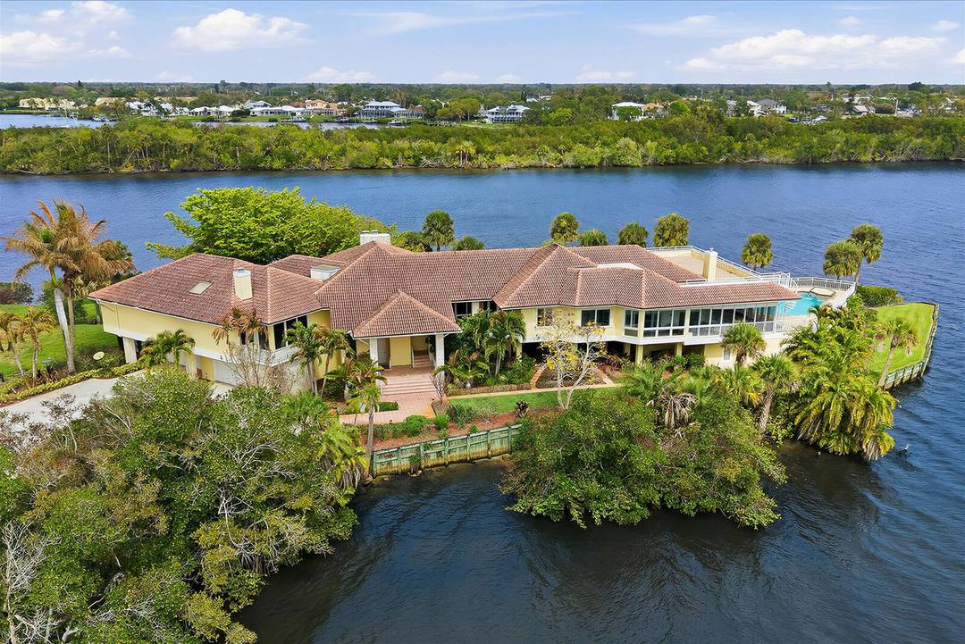 The Peninsula Estate is gracefully set upon more than an acre of land with approximately 650 feet of extraordinary water frontage, offering one of the most private and captivating waterfront ...