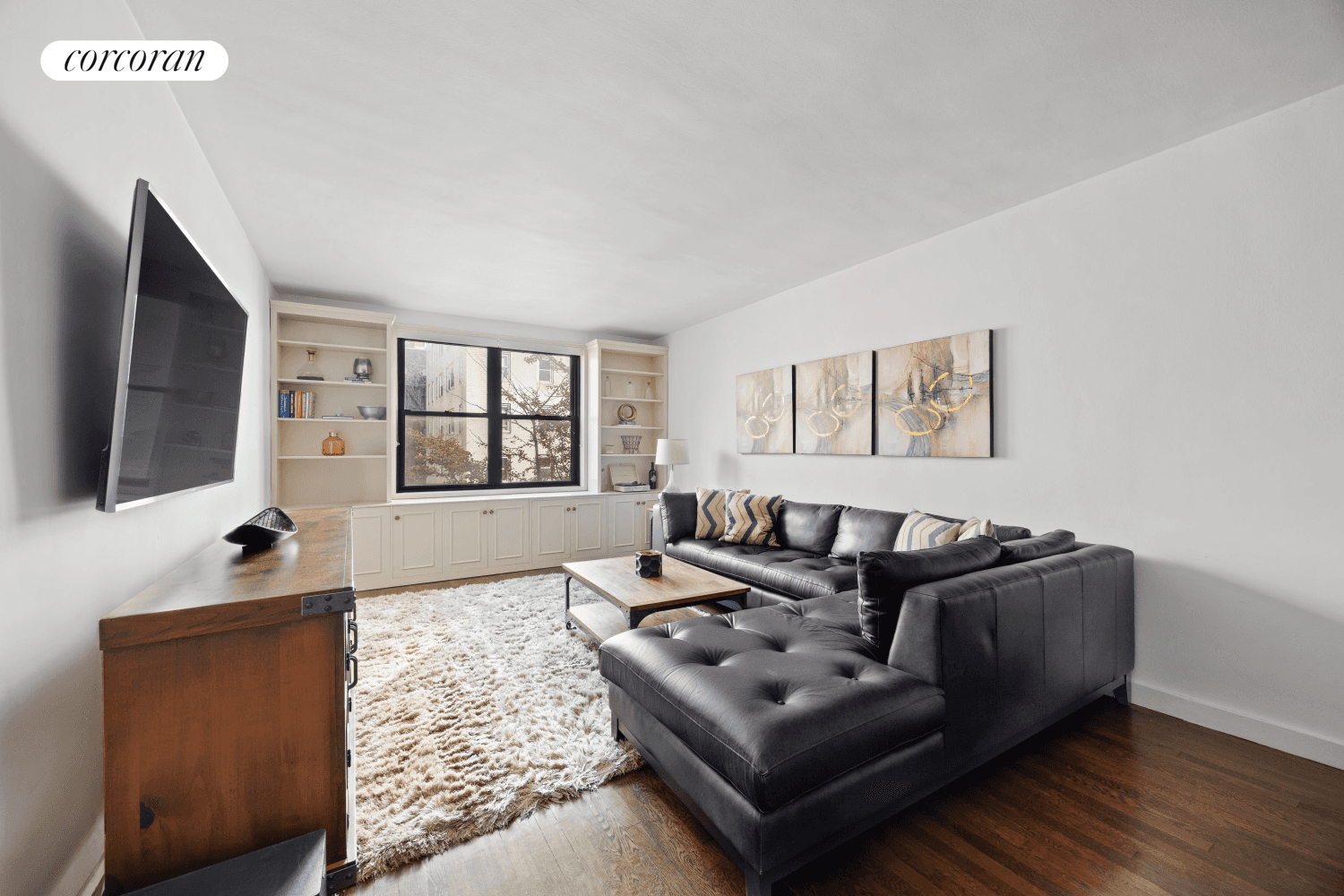 Wonderfully bright and spacious 1 bedroom, 1 bathroom at the Mark Twain located in the heart of Greenwich Village.