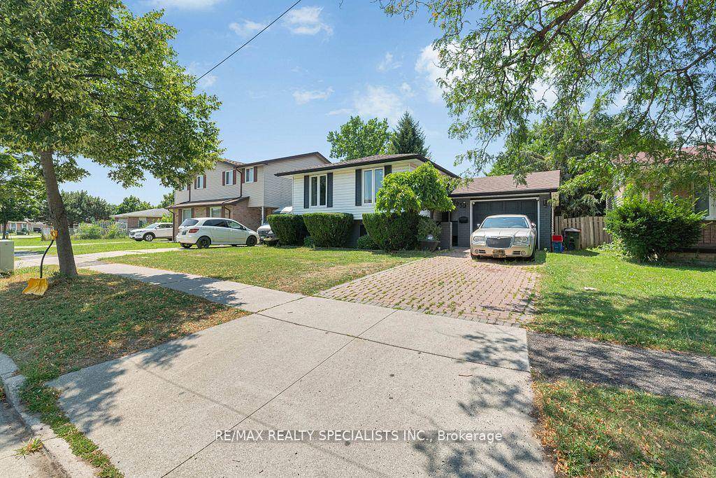 Welcome to this bright and spacious bi level home located in the heart of Devonshire Heights one of Windsor's most family friendly communities.