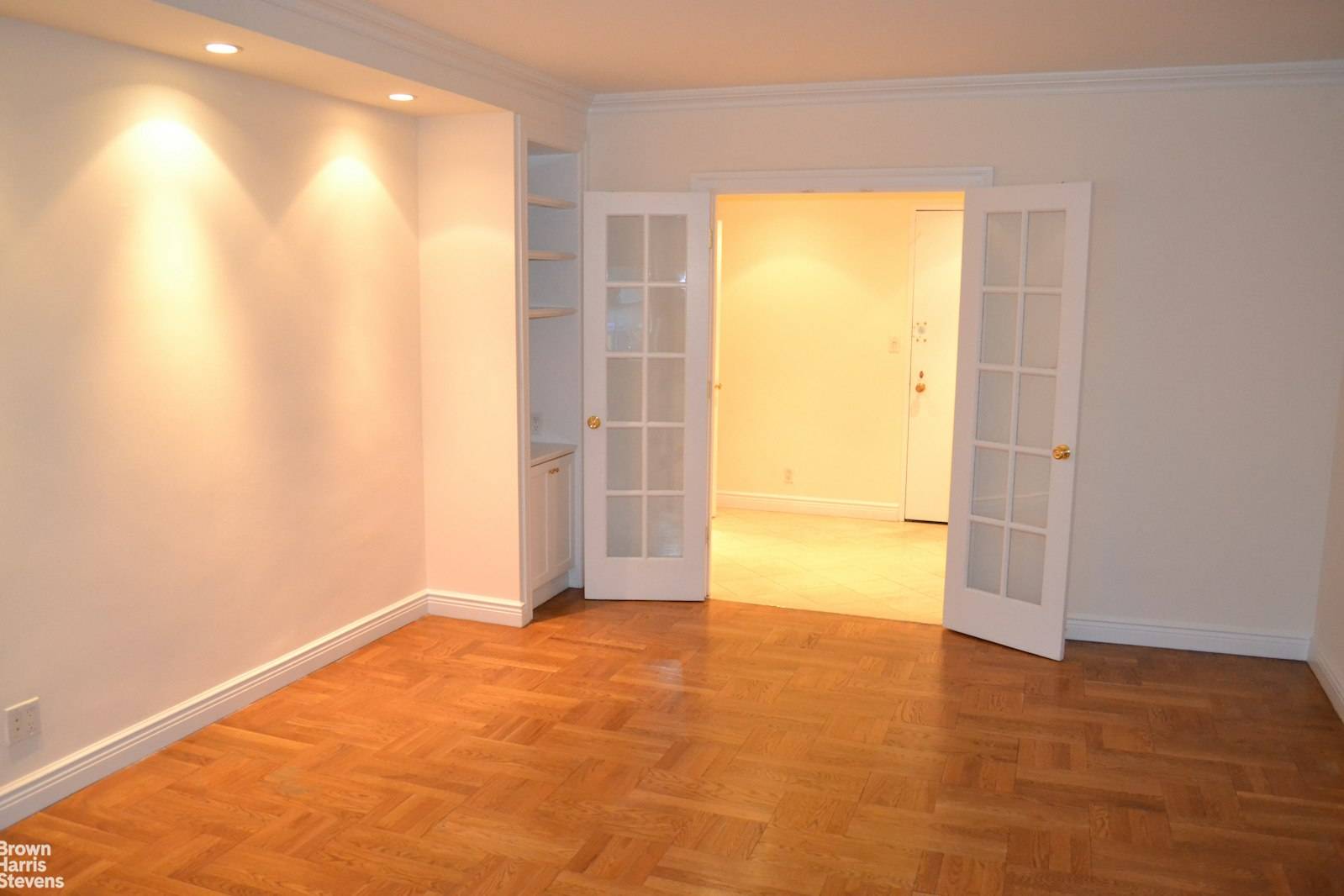 Beautiful, huge over 600 sf south facing alcove studio.