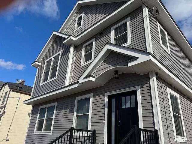 Magnificent ! ! Marvel at this brand new construction 2 bedroom 2 bathroom duplex with 1100 square foot finished basement.