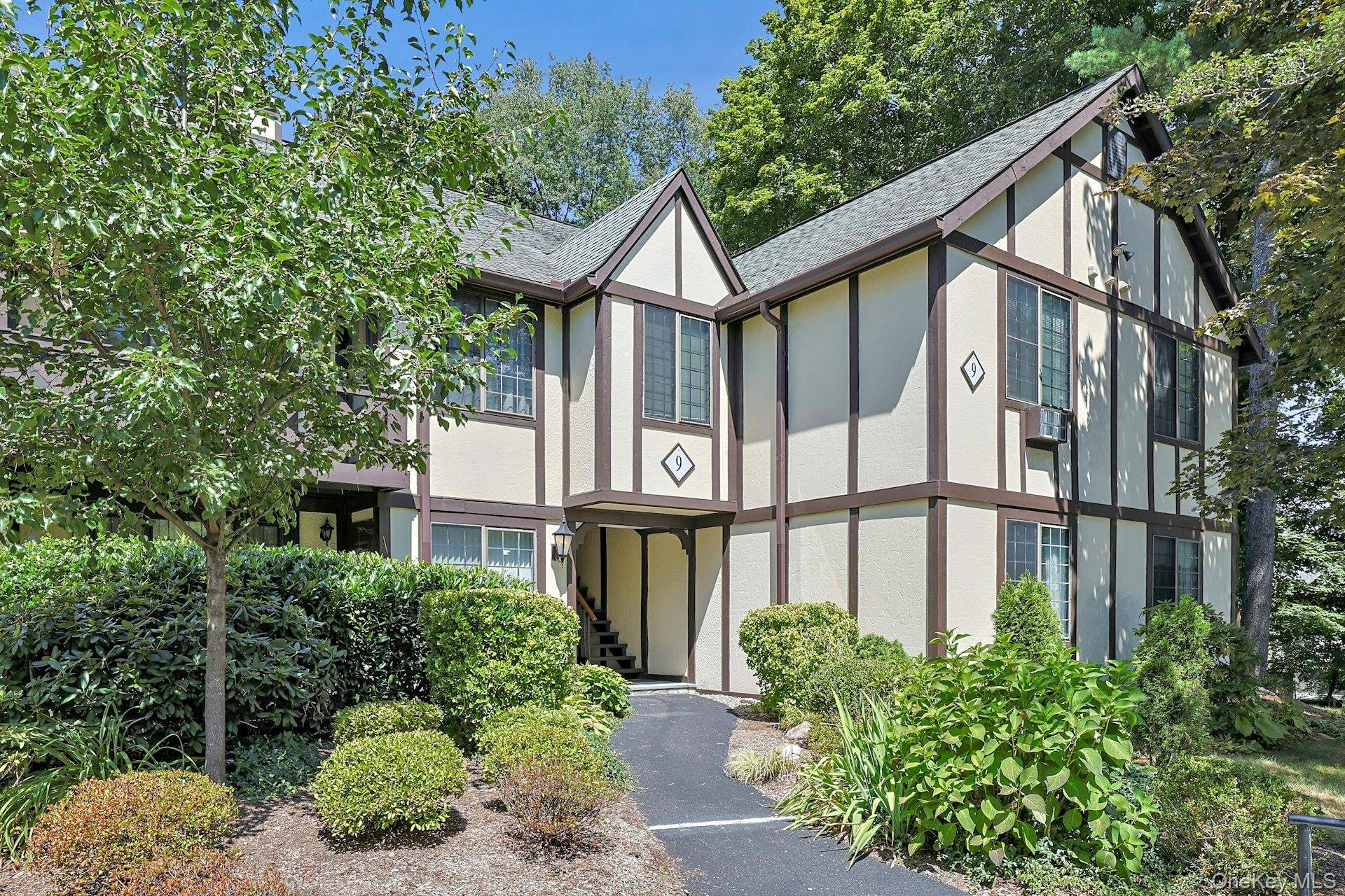 This Spacious 2 Bedroom, 1 1 2 Bath Foxwood Condominium is located in a very quiet location.