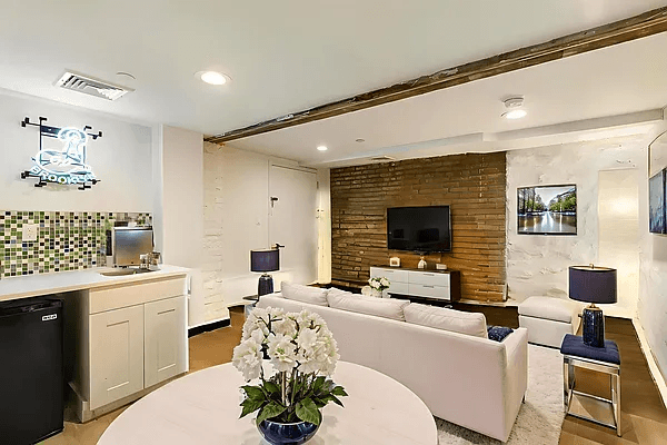 1, 000 GIFT CARD MOVE IN FOR LESS REDUCED SECURITY DEPOSIT !