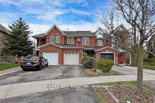 A Spectacular Two Story 3 bedrooms Townhome In The Beautiful Neighborhood Of Oak Ridges, With Renovated And Finished Basement, Beautiful Deck On 2 F !
