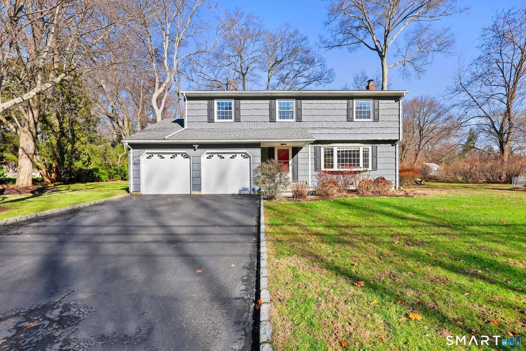 Located on a quiet, private cul de sac in the highly coveted Silvermine neighborhood, 33 Purdy Road East presents a wonderful opportunity to own a classic Colonial in one of ...