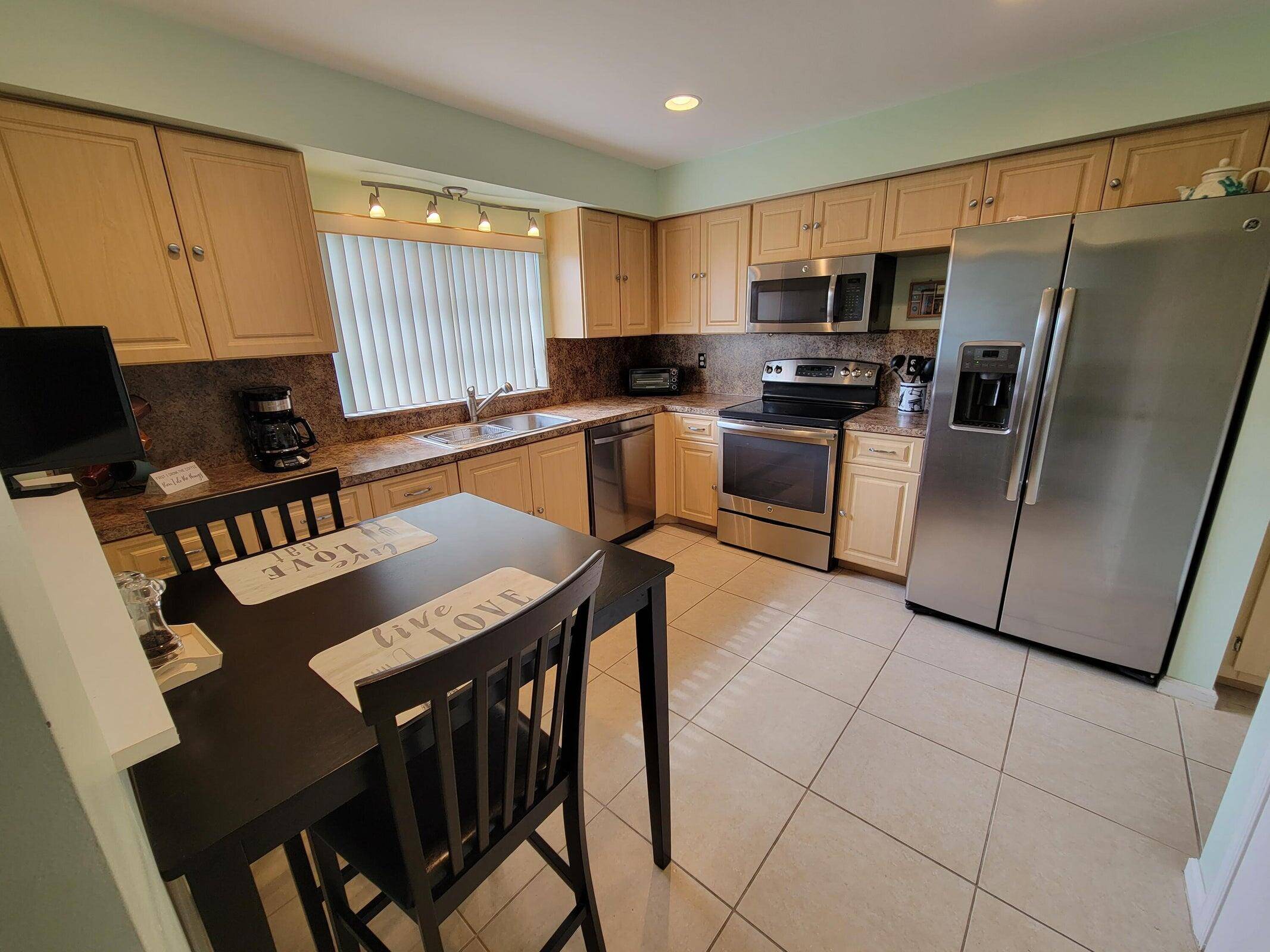 Well maintained 2 2 villa in the heart of Boynton Beach.